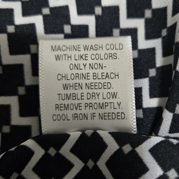 Candie's Blouse Black White Zigzag Diamond Pattern V-Neck Long Sleeve - Picture 7 of 7